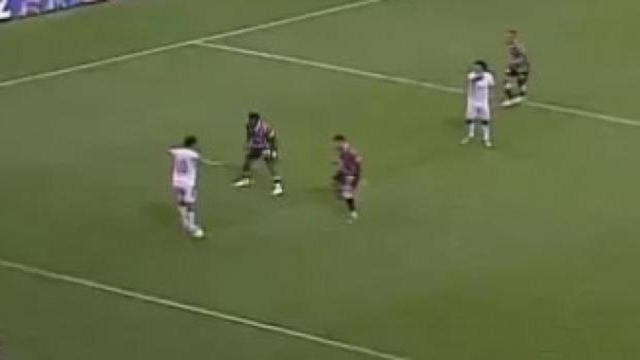 Brezilyalı futbolcu Dodo'ya 'çalım' dersi! Gördüğü sarı kartı hiç unutamayacak