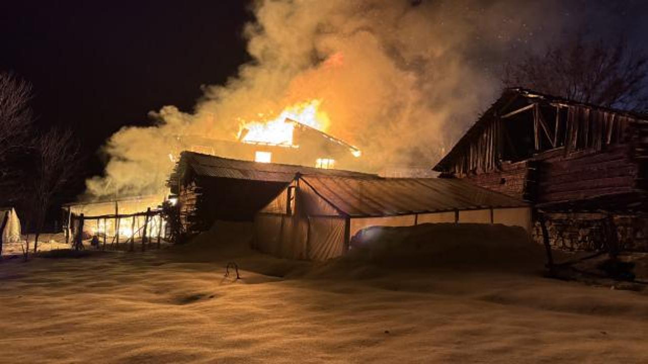 İki katlı evde yangın! Kullanılamaz hale geldi