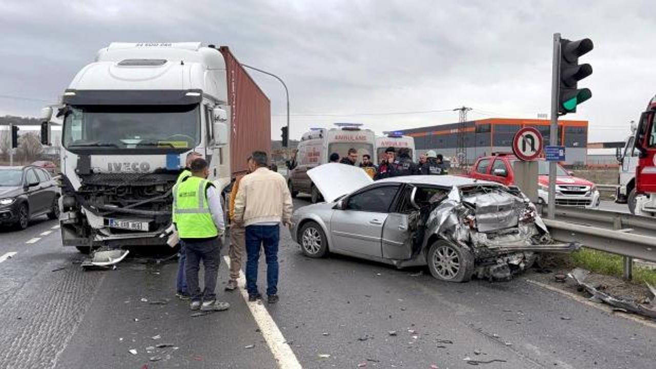 TIR, kırmızı ışıkta bekleyen otomobile çarptı; 3 yaralı