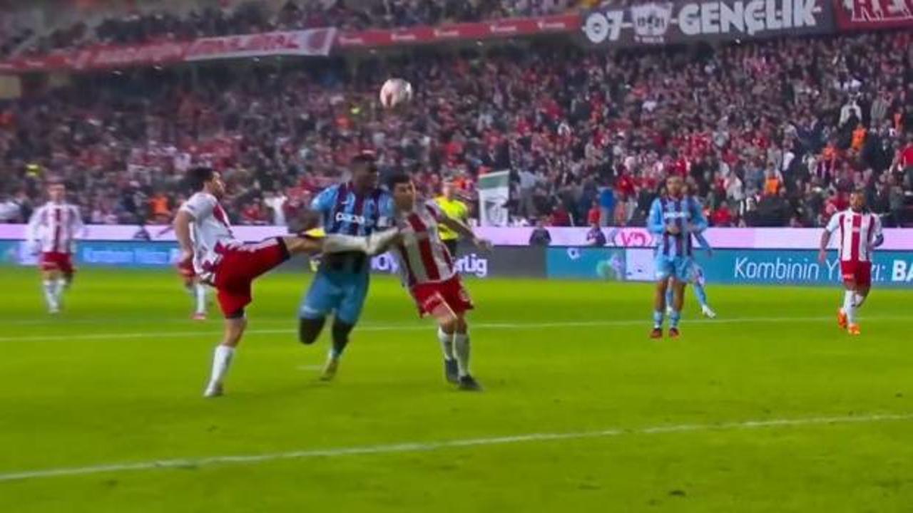 Trabzonspor iki penaltı kazandı! Sami Uğurlu çılgına döndü: Kırmızı kart çıktı