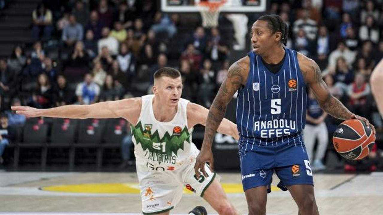 Anadolu Efes evinde 10 sayıyla kazandı