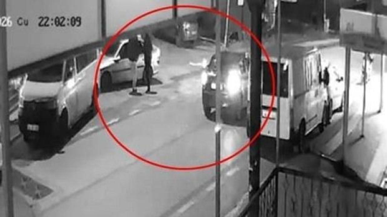 Araçlarına binerken kurşun yağmuruna tutuldular: Saldırı anı kamerada