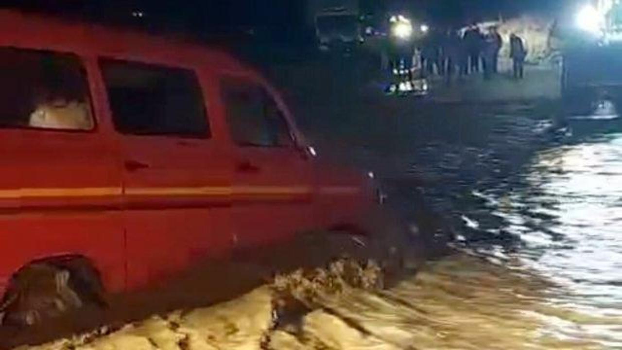 Aydın'da taşan çayda mahsur kalan minibüsteki aile kurtarıldı