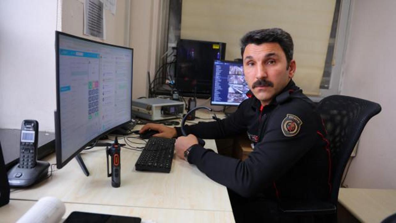 Depremde g&ouml;rev yerini bırakmayan itfaiyeci, binden fazla cana dokundu