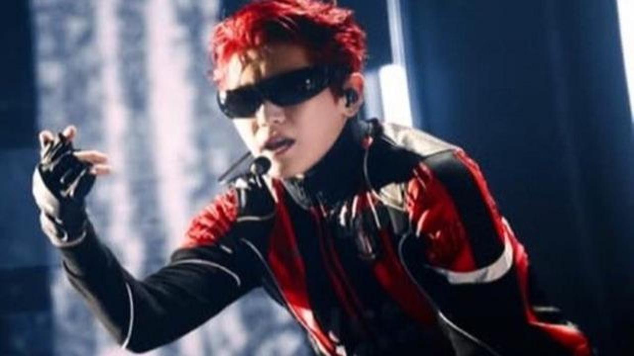 Güney Koreli şarkıcı sahneye 3. Lig ekibinin formasıyla çıktı!