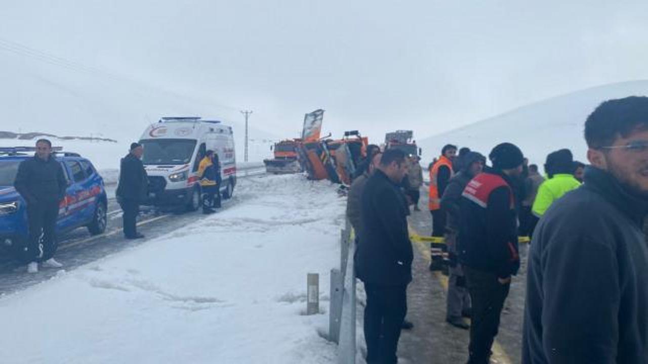 Kar k&uuml;reme aracı devrildi: 2 &ouml;l&uuml;!