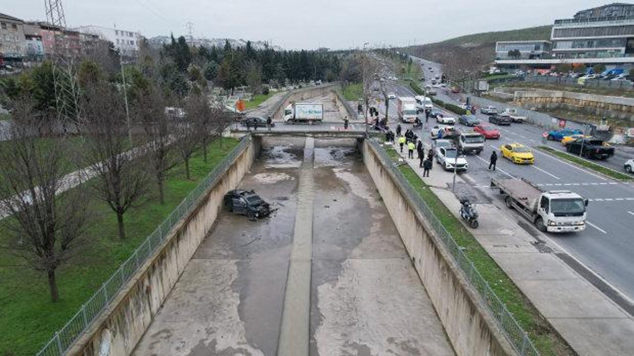 Küçükçekmece'de bir araç dereye uçtu!