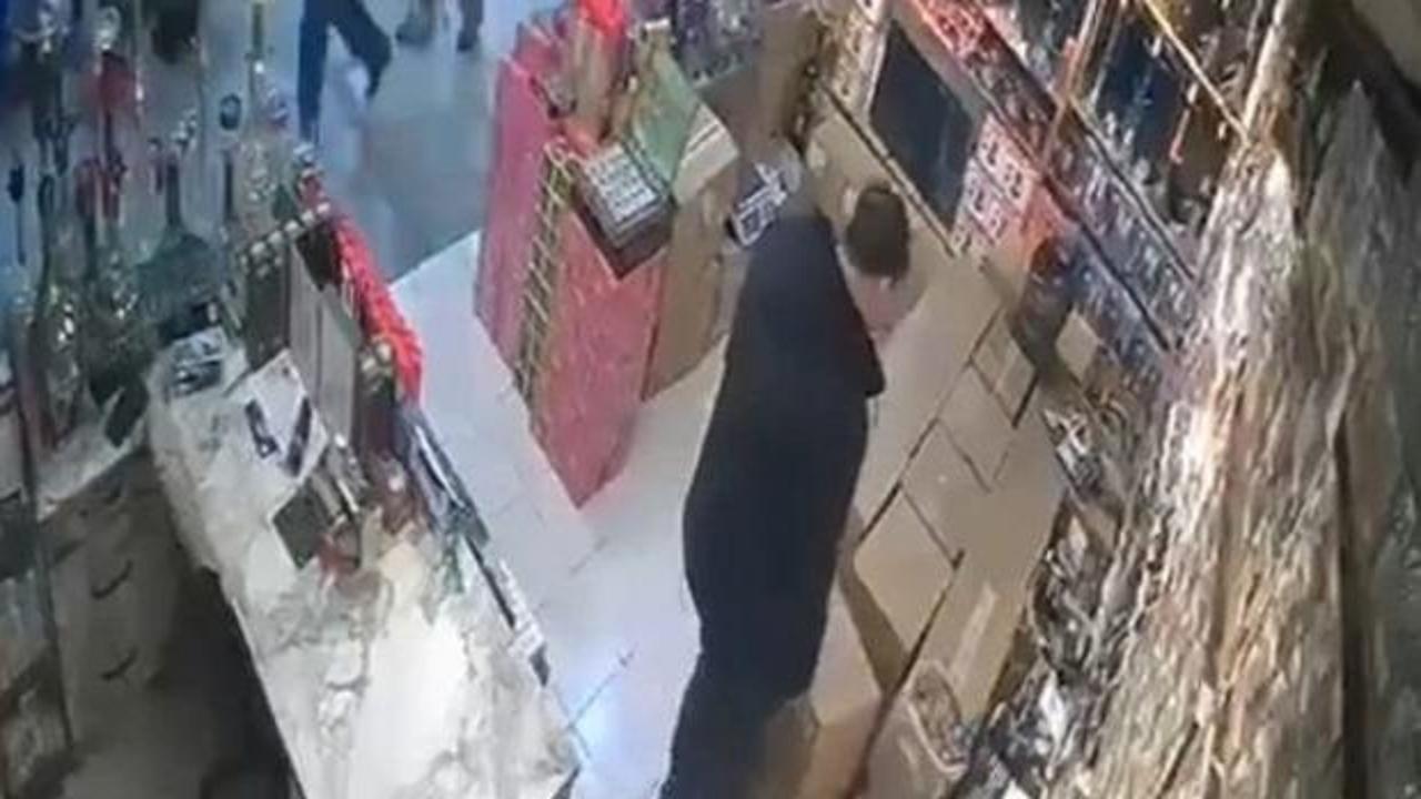 Sakarya'da  asma tavan iş yeri sahibinin üzerine çöktü! Olay anı kamerada