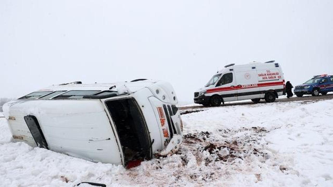 Son dakika: Sivas'ta okul servisi kaza yaptı, &ccedil;ok sayıda &ouml;ğrenci yaralandı...