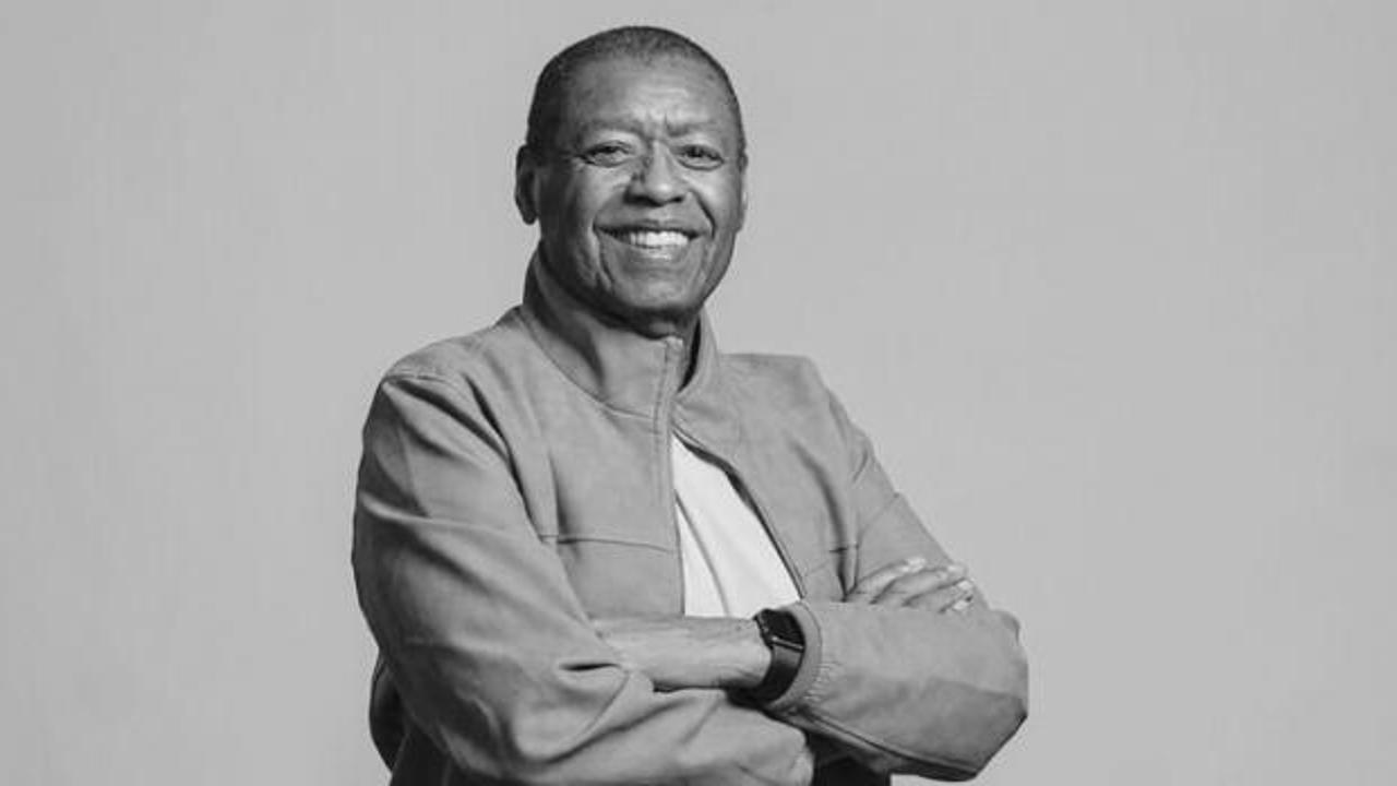 Ünlü şarkıcı uykusunda hayatını kaybetti