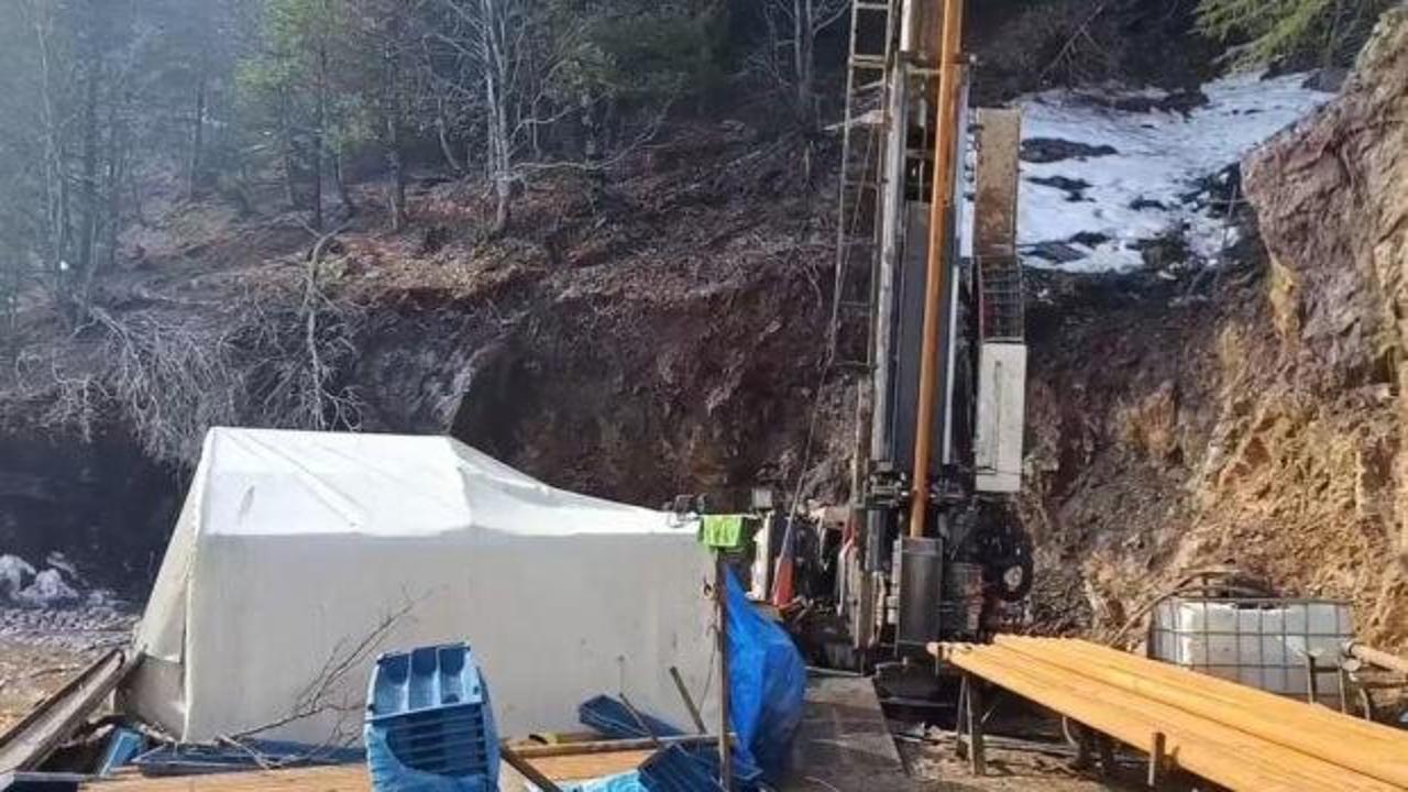 Üzerine kaya düşen işçi öldü