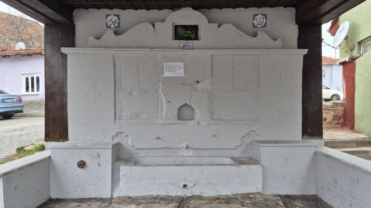 Yer: Eskişehir! Tarihi &ccedil;eşmede &ccedil;irkin olay: Muhtar &ccedil;areyi yazı asmakta buldu