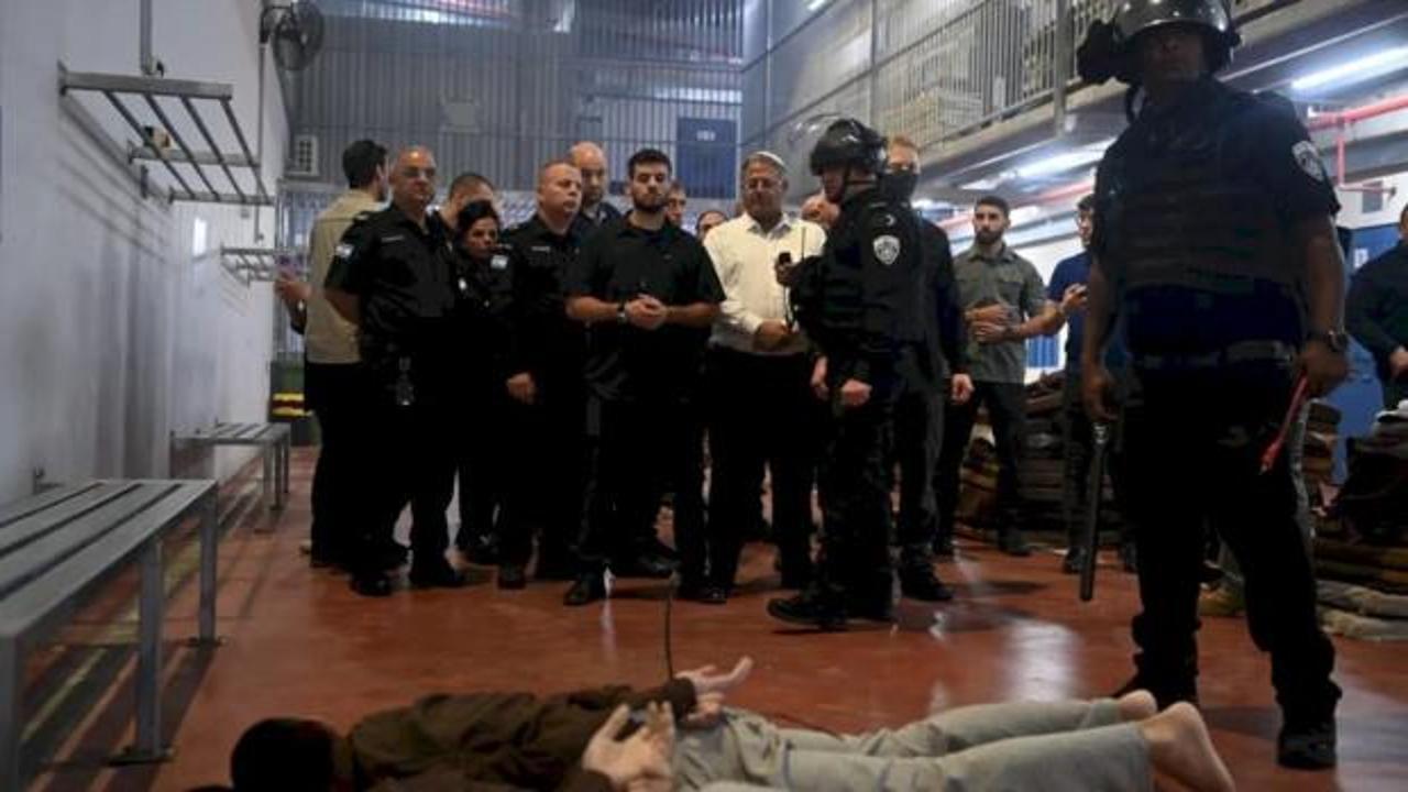 Ben-Gvir'den silahlı 'ziyaret': Baskın yapıp Filistinli mahkumları aşağıladı