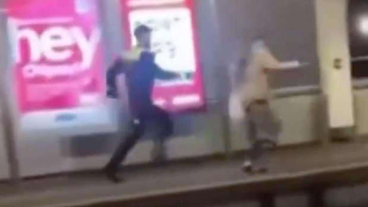 Başörtülü kadını kovalayan Hollandalı polis yere kapaklandı