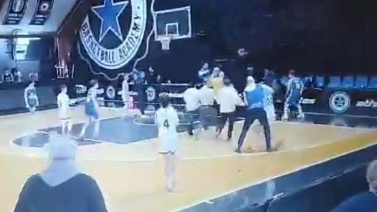 Bulgar veli Türk basketbolcuya saldırmak için parkeye atladı