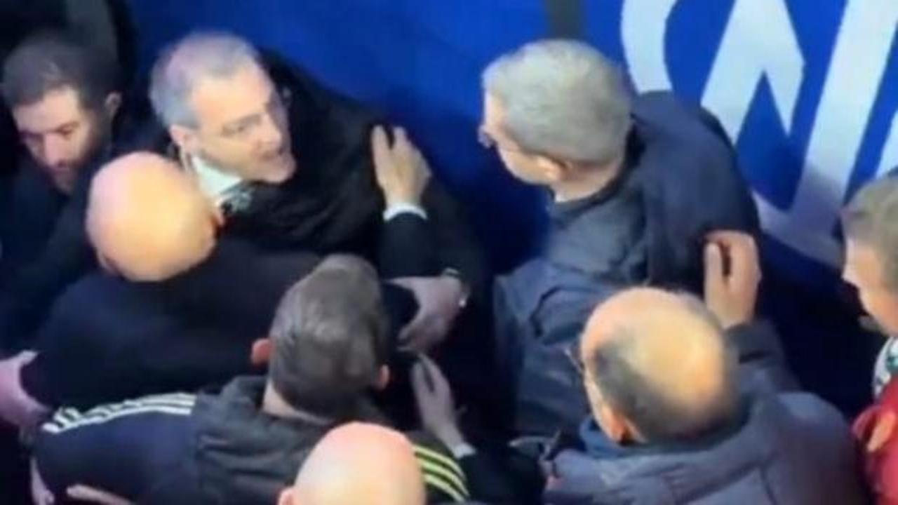 Eski Fenerbahçeli Comolli kontrolü kaybedip hakemin üstüne yürüdü