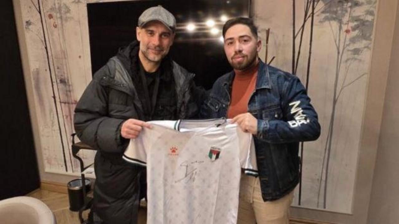 Guardiola, Filistin Milli Takımı'nın formasını imzaladı