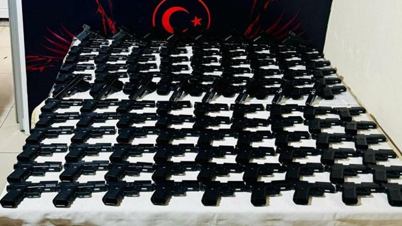 Güvercin kümesinde 124 ruhsatsız tabanca ele geçirildi; 3 gözaltı