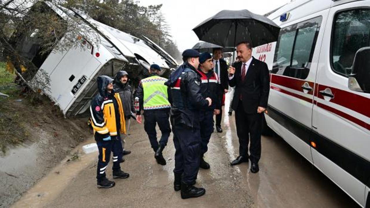 Isparta'da cezaevi ring aracı devrildi: 3 yaralı