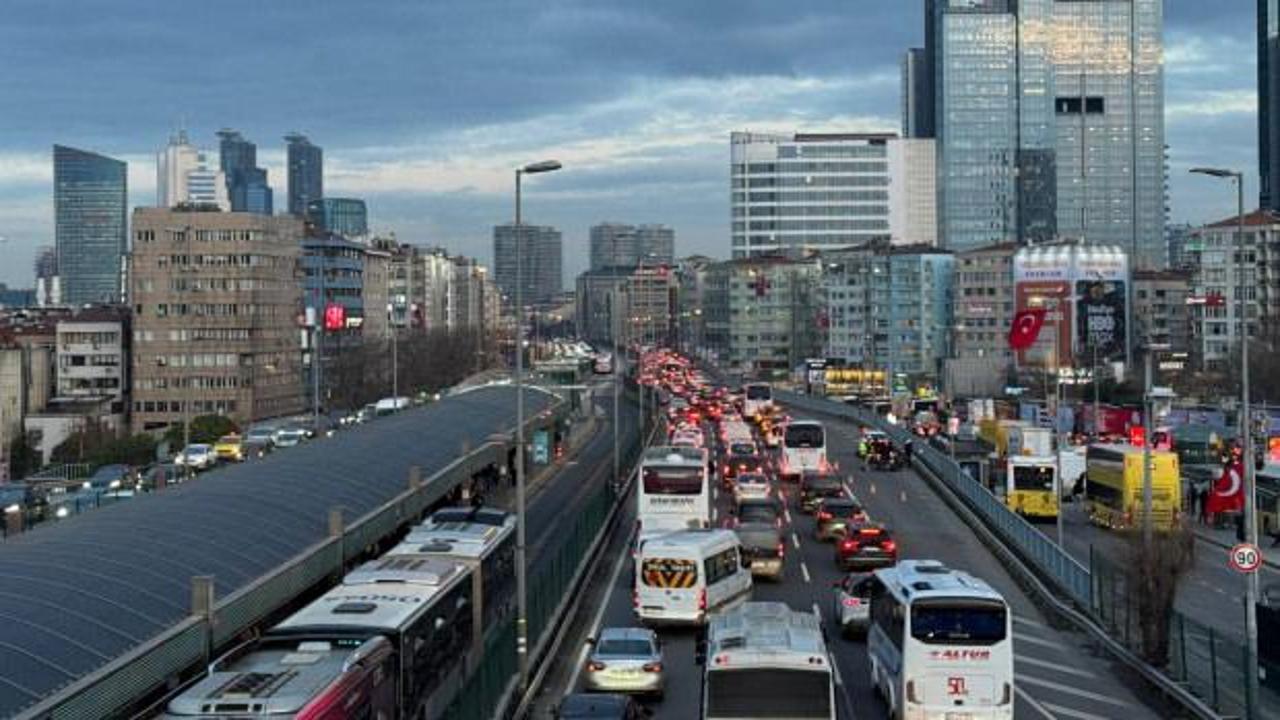 İstanbul'da mesai bitti, trafik &ccedil;ilesi başladı: Yoğunluk kilit noktasına yaklaştı