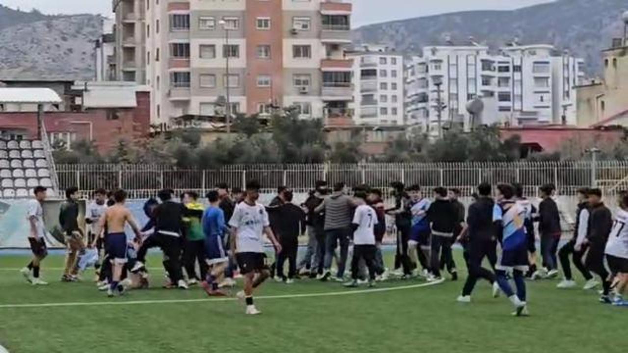 Liseliler futbol turnuvasında birbirlerine girdi: Tekme ve yumruklar havada uçuştu