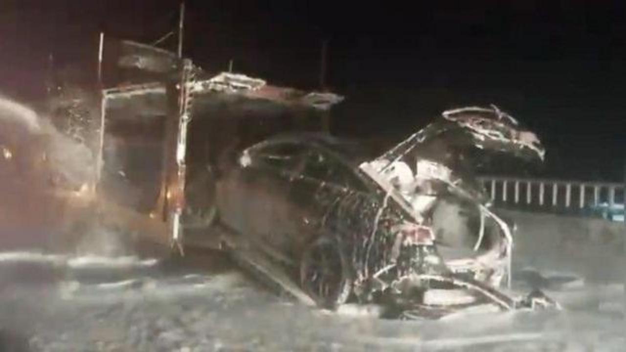 Osmaniye'de araç yüklü tırda yangın: 3 araç kullanılamaz hale geldi