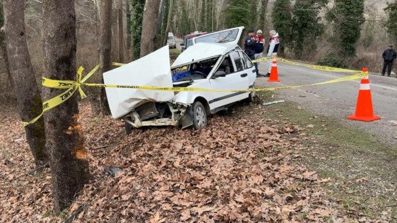 Otomobil ağaca çarptı: 1 ölü, 2 yaralı
