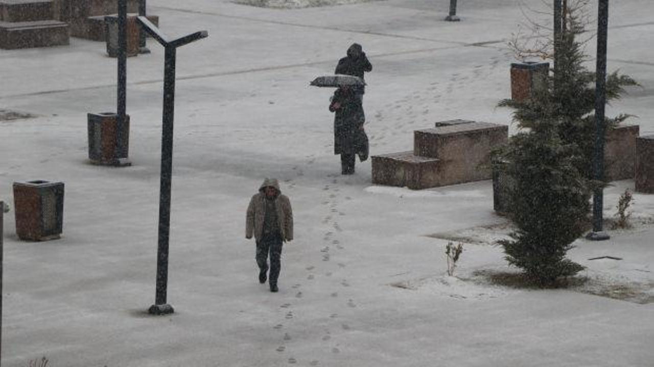 Van'da kar etkisini s&uuml;rd&uuml;r&uuml;yor: 141 yerleşim yerine ulaşıma kapandı 