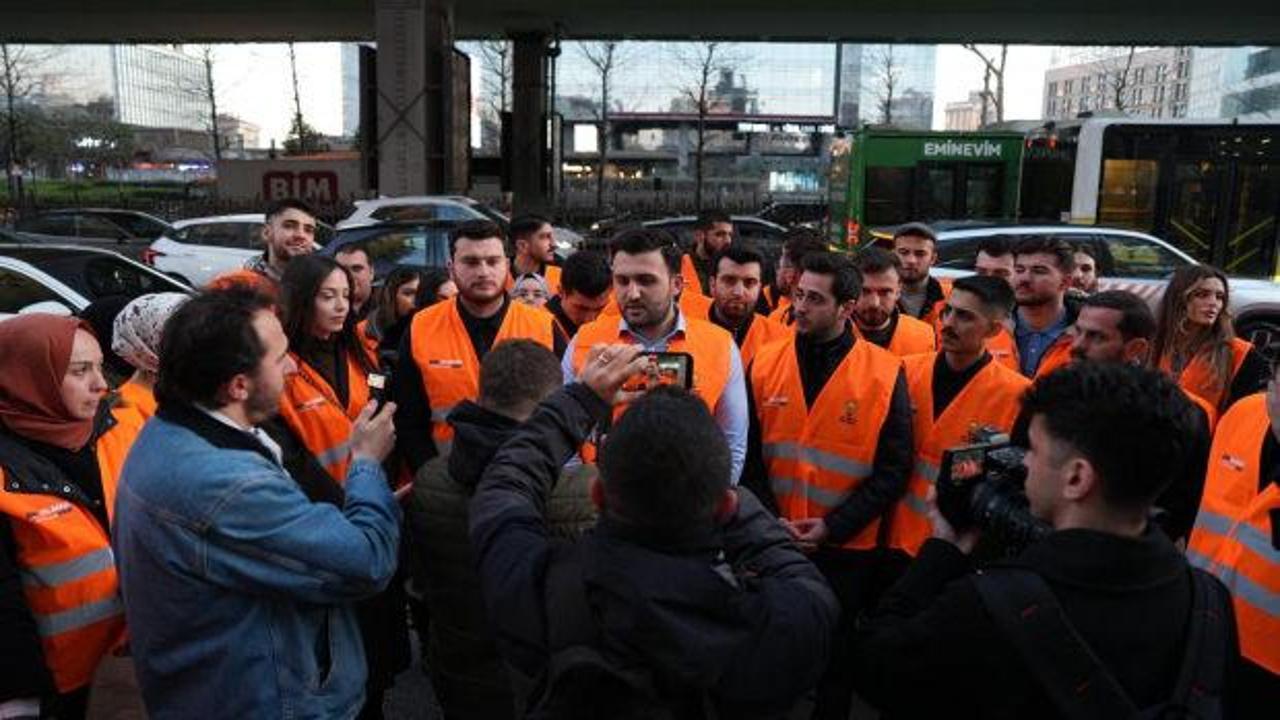 AK Parti Gençlik Kolları İstanbul trafiğinde kalan vatandaşın imdadına yetişti