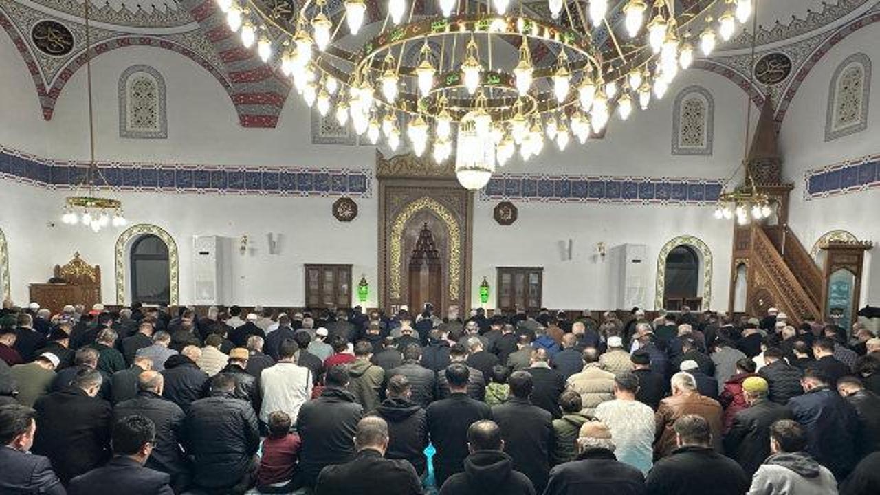 Başkan Altay ve Başkan Kavuş, Konyalıların ilk teravih namazı heyecanına ortak oldu