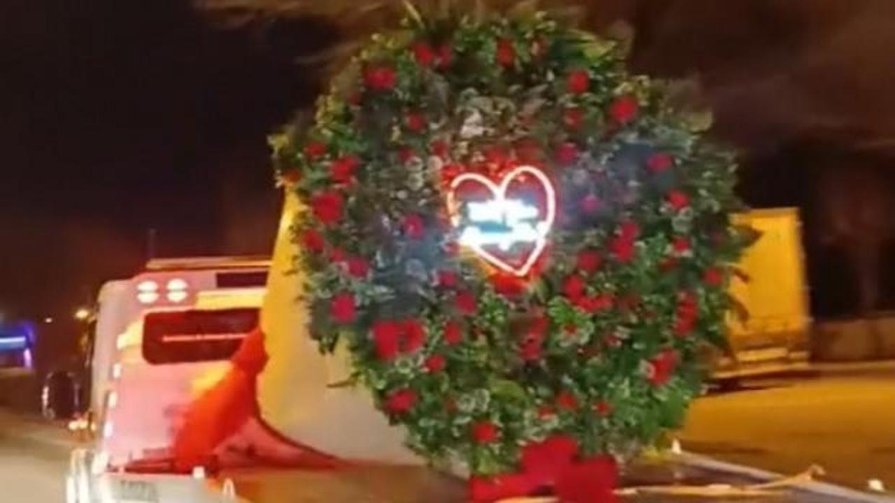 Bolu'da oto kurtarıcıdan dev buketle ilginç evlilik teklifi