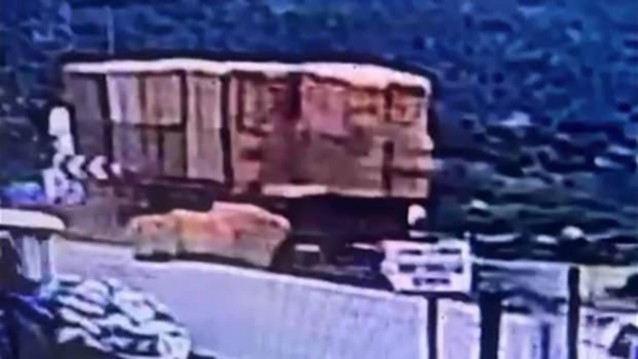 Ecel yolda yürüdüğü sırada yakaladı! Ölüm anı kamerada