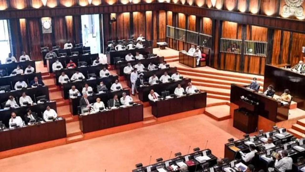 Ekonomik felaket yaşanmıştı: Asya ülkesinde milletvekili maaşları tarih oldu!