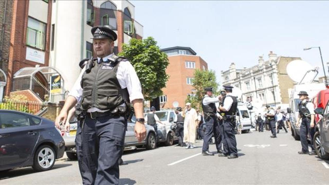 İngiltere'de cami çıkışı bıçaklanan 3 kişiden biri öldü