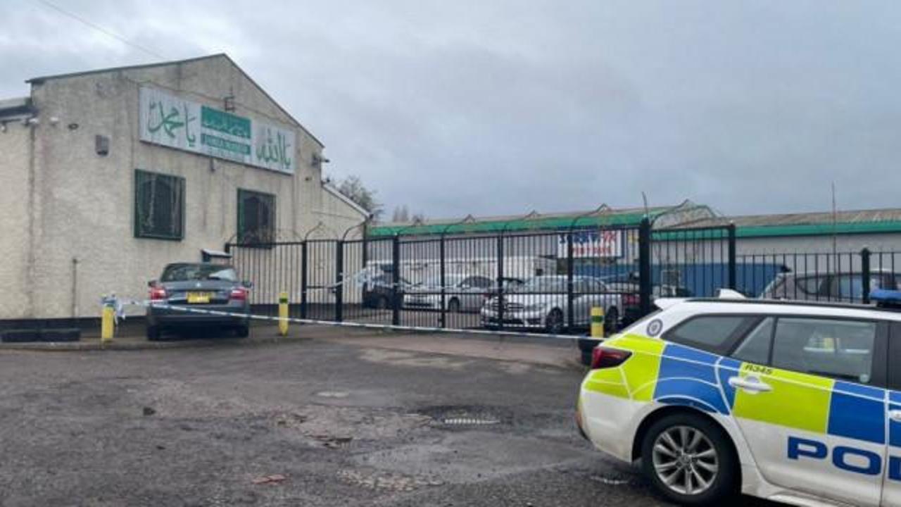 İngiltere'de cami &ccedil;ıkışı bı&ccedil;aklanan 3 kişiden biri &ouml;ld&uuml;