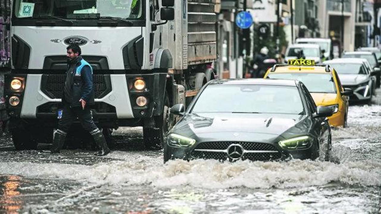 İzmir, Venedik oldu: Yağmur çileye dönüştü! Esnaf isyan etti İzmir, Venedik oldu: Yağmur çileye dönüştü! Esnaf isyan etti