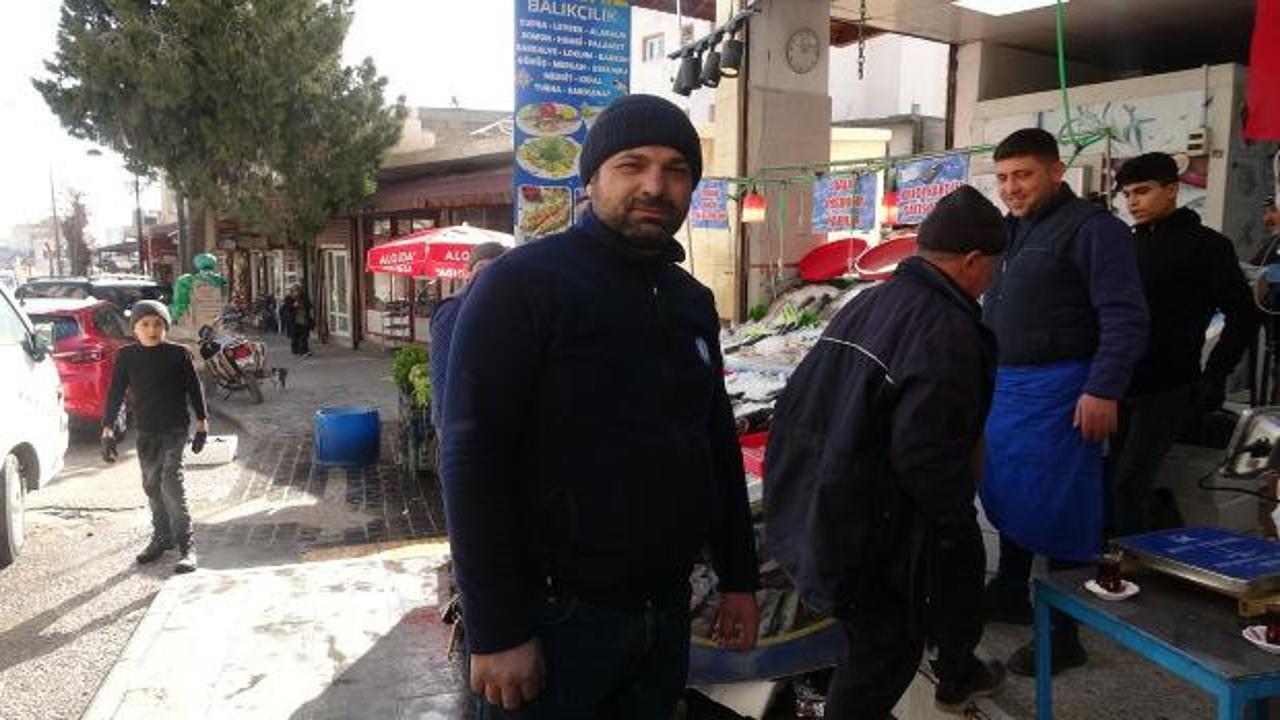 Kilis'te tezgahta g&ouml;rd&uuml;, sevin&ccedil;ten &ccedil;iğ &ccedil;iğ yedi