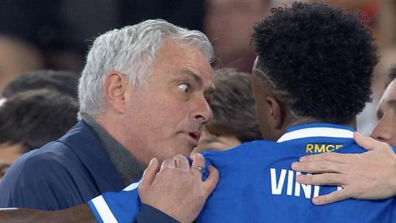 Maça ırkçı tezahürat engeli! Sahayı terk etti