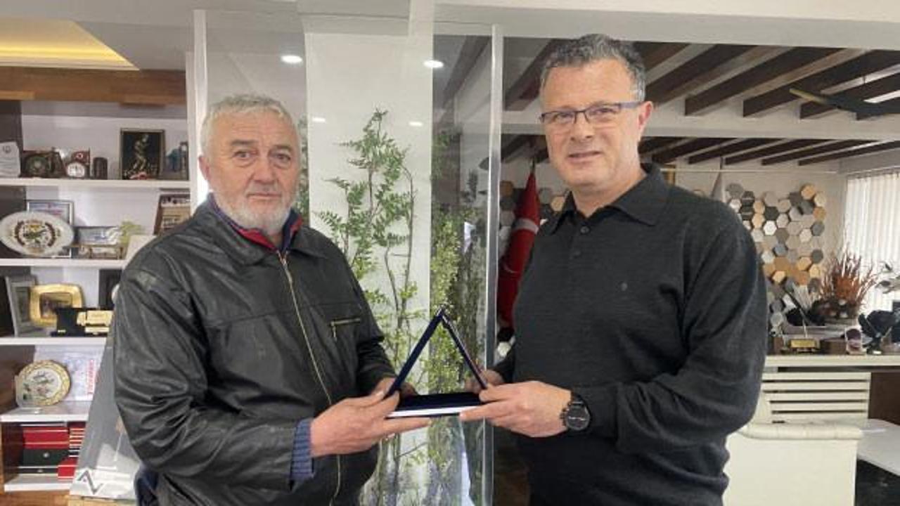 Manisa'da temizlik iş&ccedil;isinden &ouml;rnek davranış: 3 yevmiye ile &ouml;d&uuml;llendirildi