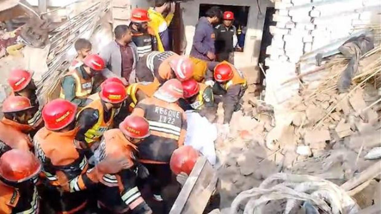 Pakistan&rsquo;da &uuml;&ccedil; katlı binada t&uuml;p patladı: 16 &ouml;l&uuml;, 14 yaralı