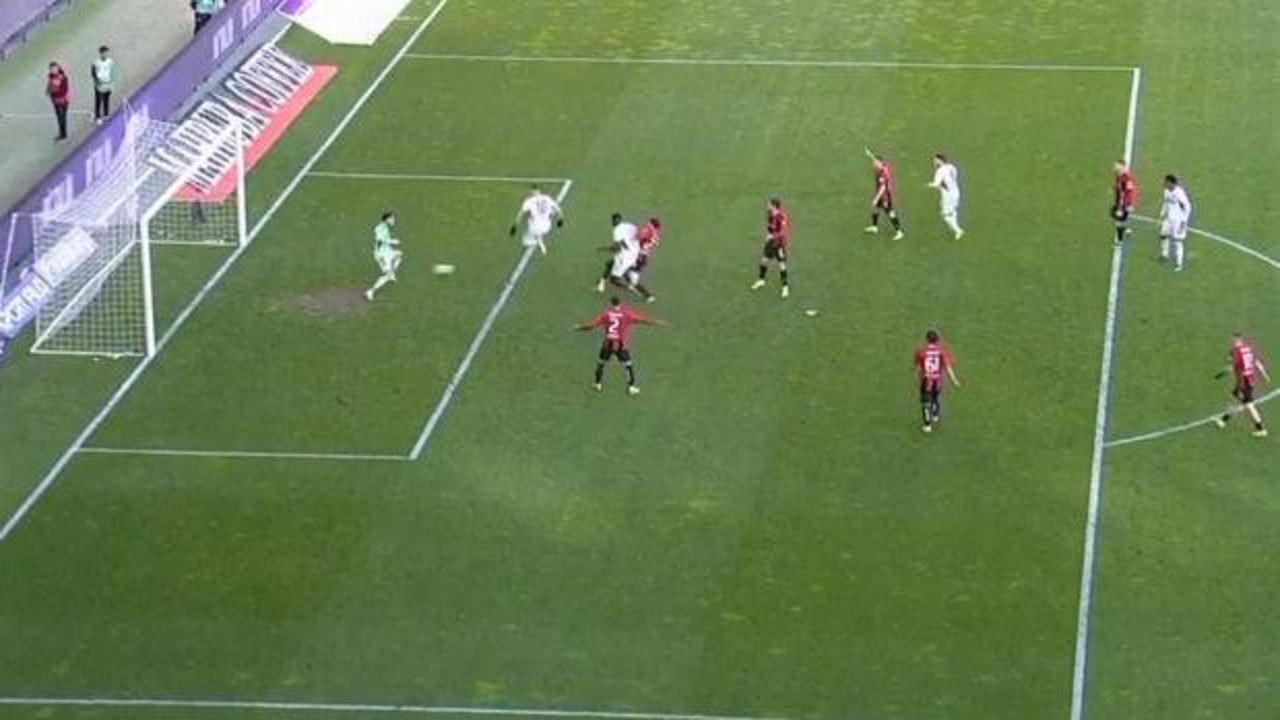 Tepkiler artıyor: ‘Trabzonspor’un attığı gol Galatasaray’ın iptal edilen golünün aynısı’ Tepkiler artıyor: ‘Trabzonspor’un attığı gol Galatasaray’ın iptal edilen golünün aynısı’