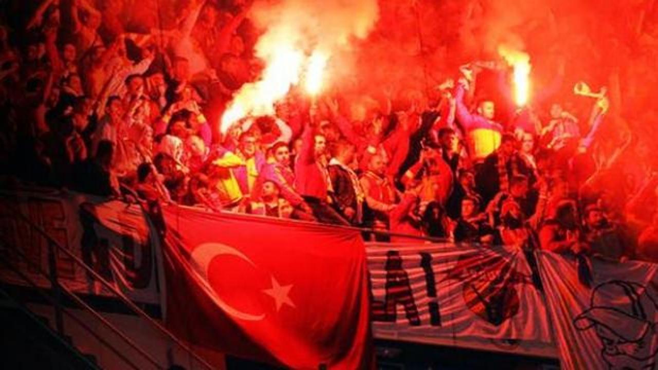 Yunan taraftarların Beşiktaş maçında açtığı ırkçı pankarta ödül gibi ceza!