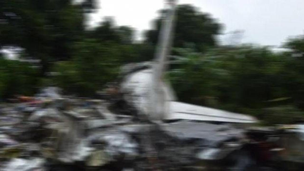 Kazakistan'da askeri uçak düştü: Mürettebat kurtul…