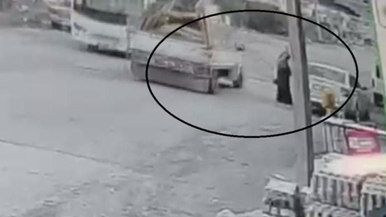 Pikap kapağının kadına çarptığı dehşet anları kamerada