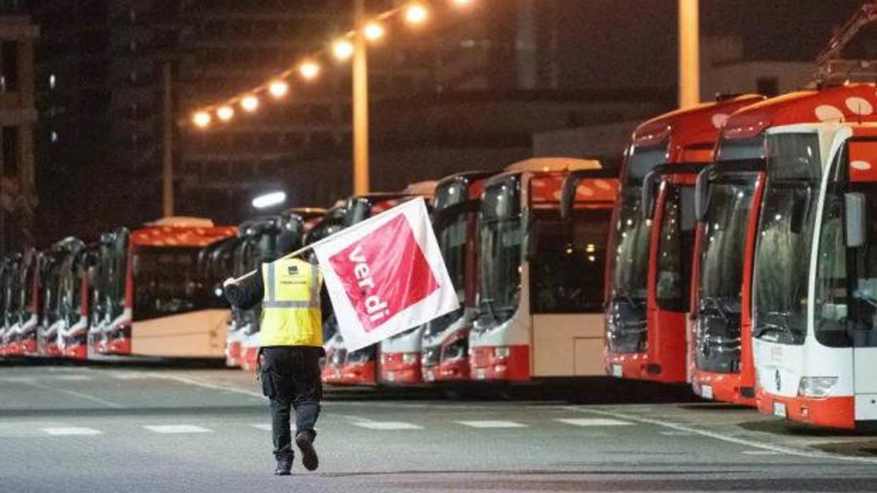 Almanya'da toplu ulaşım felç oldu