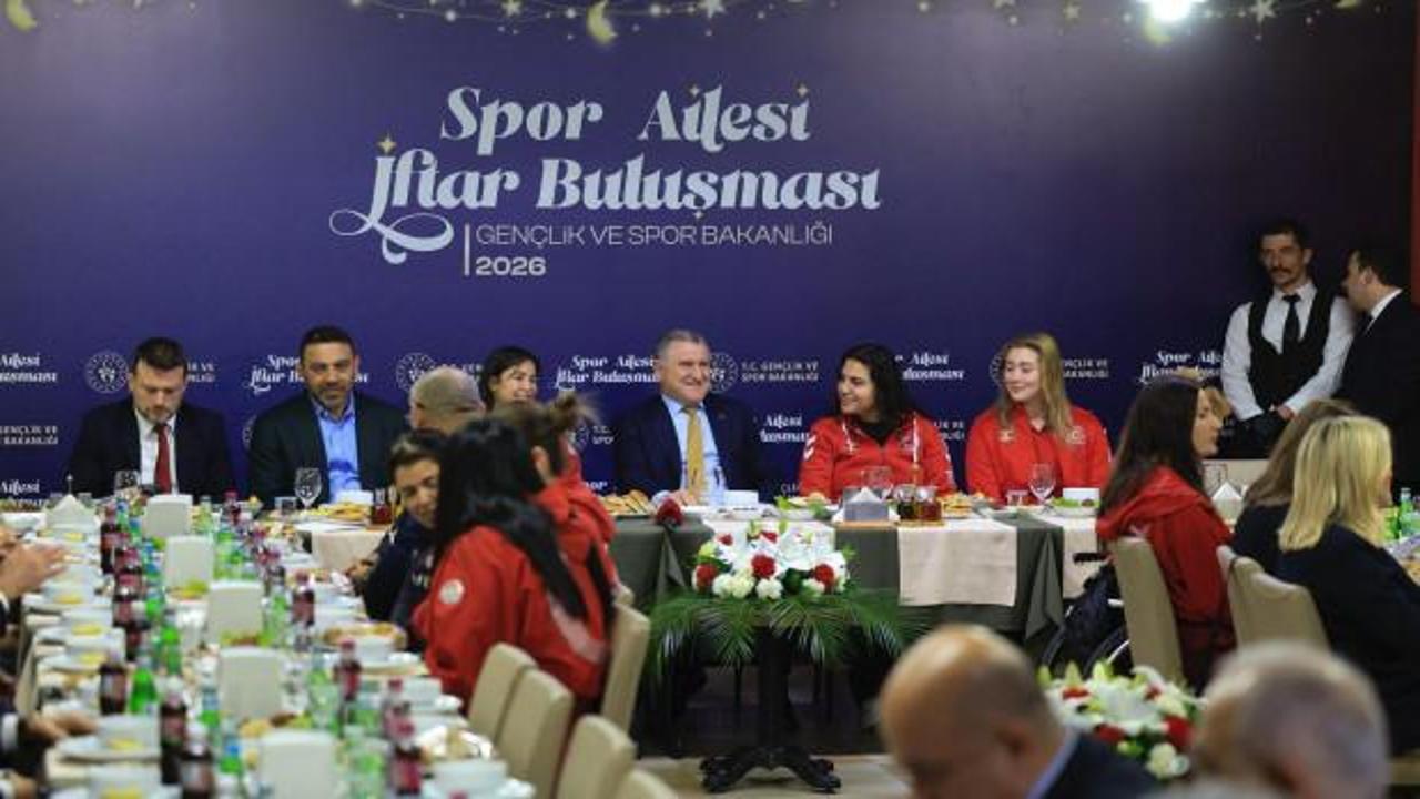 Bakan Bak, milli sporcularla iftarda buluştu
