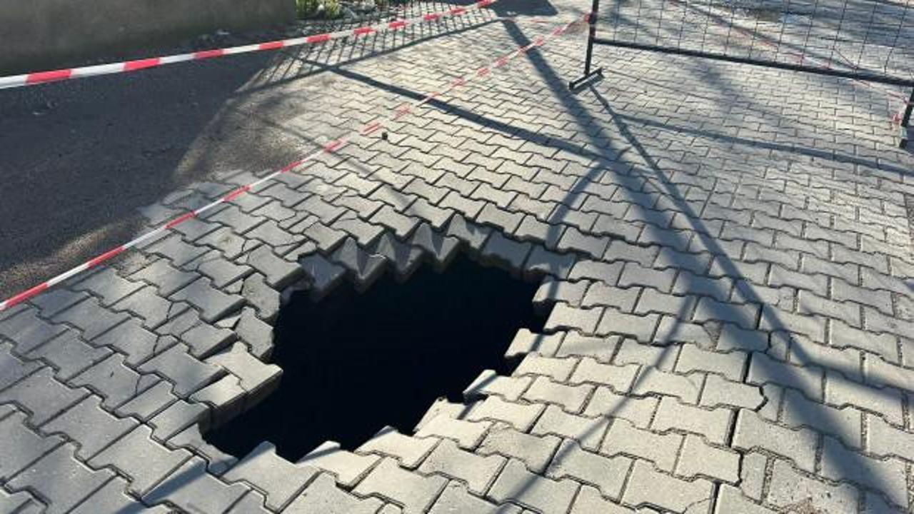 &Ccedil;anakkale'de yol &ccedil;&ouml;kt&uuml;: 2 metre derinliğinde devasa &ccedil;ukur oluştu