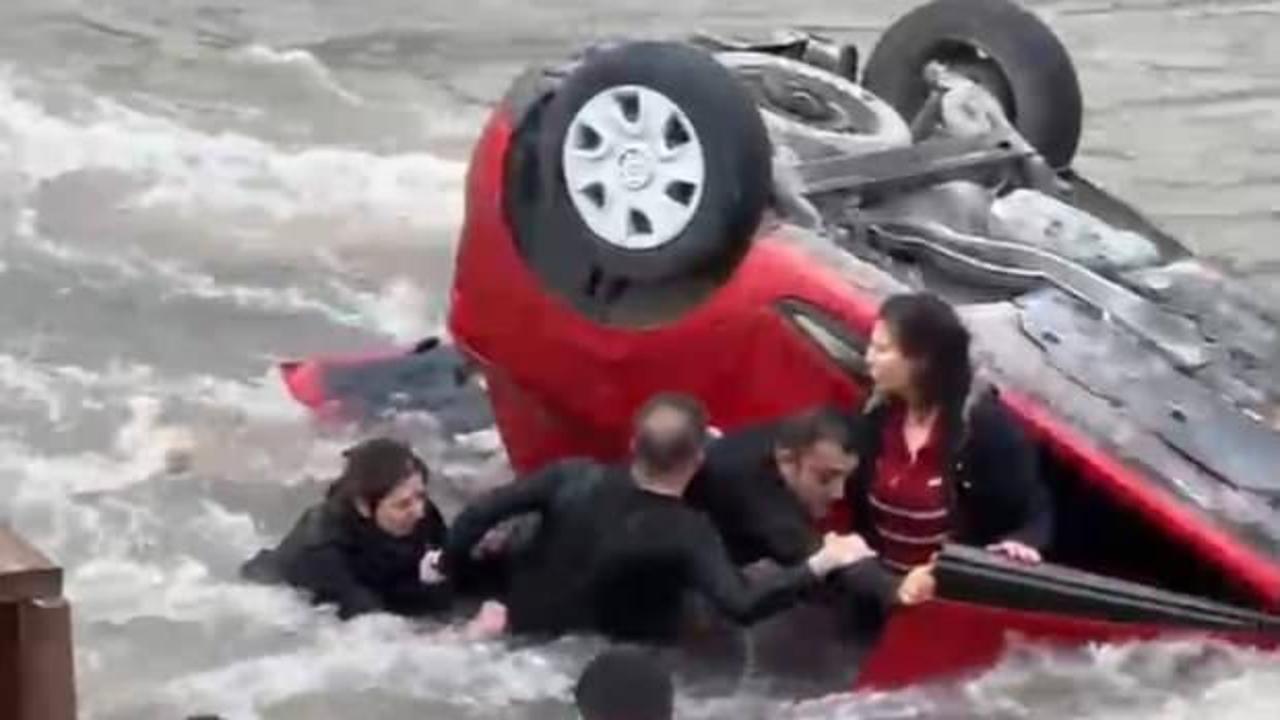 Hafif ticari araçla çarpışan otomobil, nehre uçtu; anne ile kızı yaralı