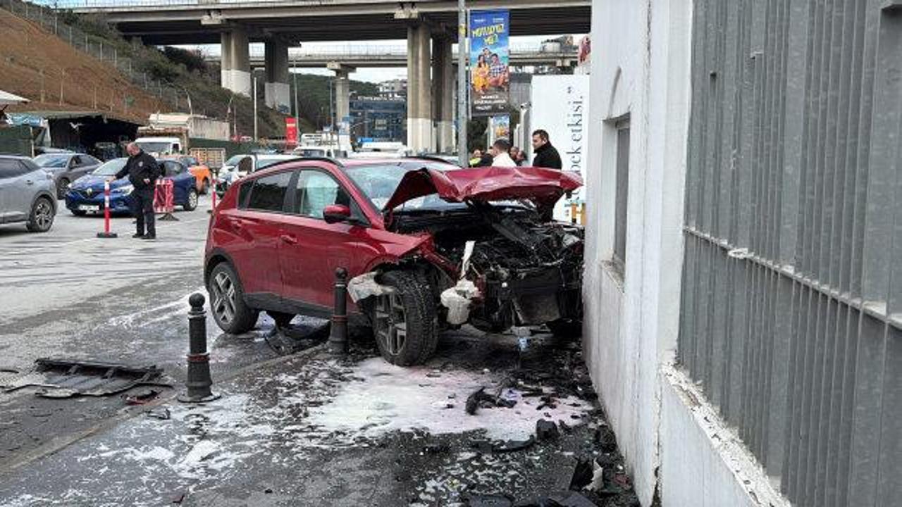 İstanbul’da korkutan kaza: Okul duvarına çarptı! Yaralılar var İstanbul’da korkutan kaza: Okul duvarına çarptı! Yaralılar var