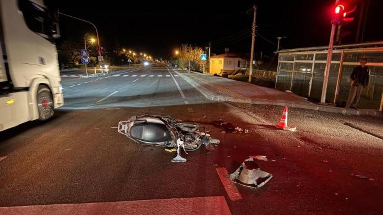 Kamyonetle çarpışan motosikletin sürücüsü Kerem öldü